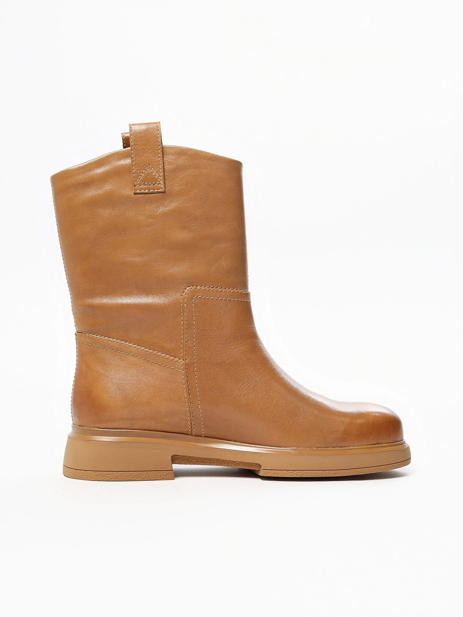 Ботинки светло-коричневого цвета на среднем каблуке